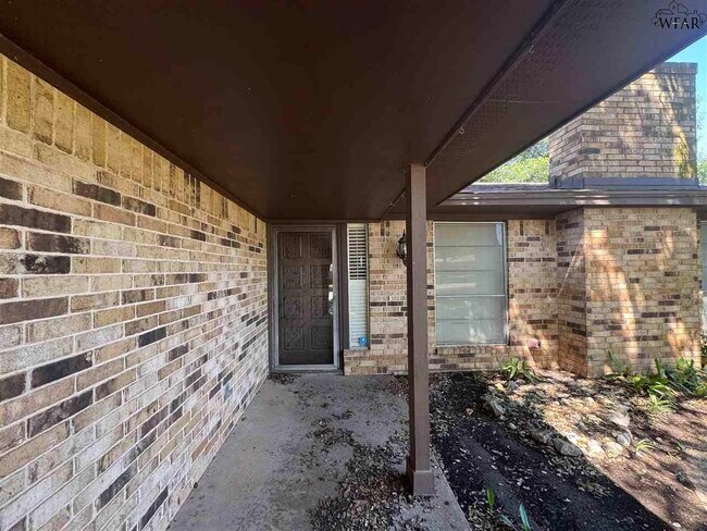 Building Photo - 3002 Cromwell Ave