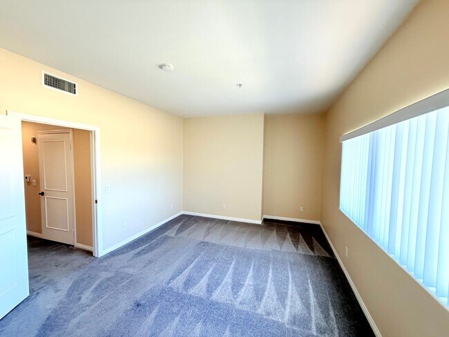 Building Photo - Gorgeous Spacious 2 Bedroom - 2 bath top f...