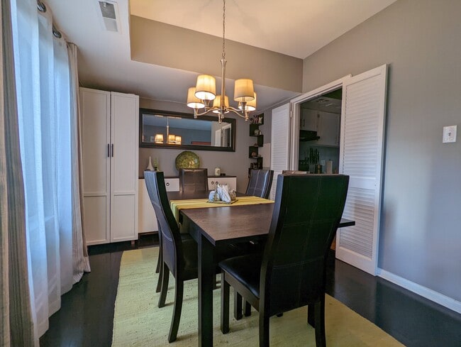 Dinning Room - 3101 S Manchester St