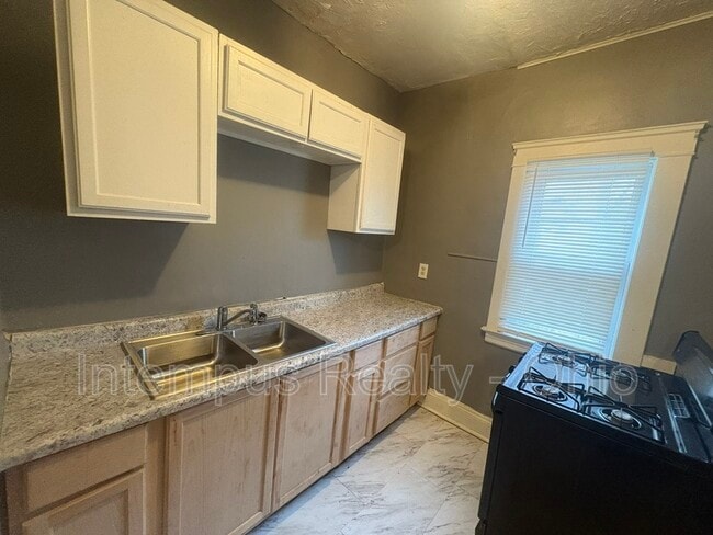 Building Photo - 632 E 101st St