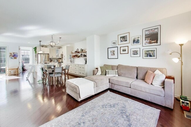 Building Photo - 303 S NW Hwy