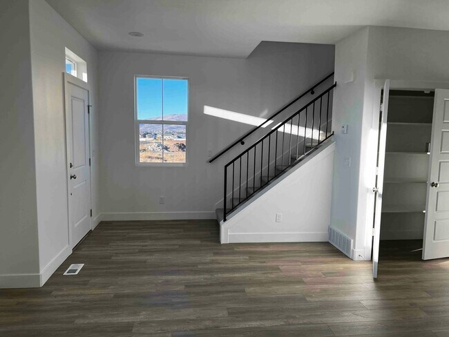 Building Photo - 2021 S Sawmill Blvd