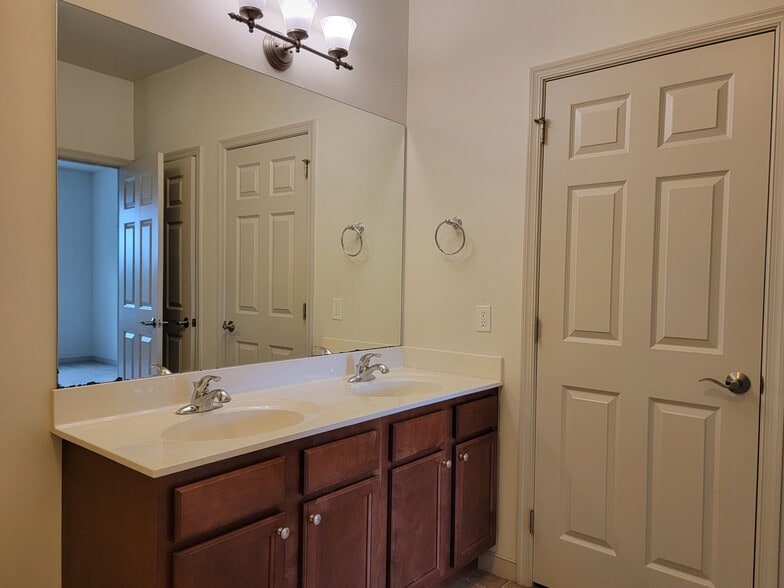 Building Photo - 1942 Shady Oak Dr