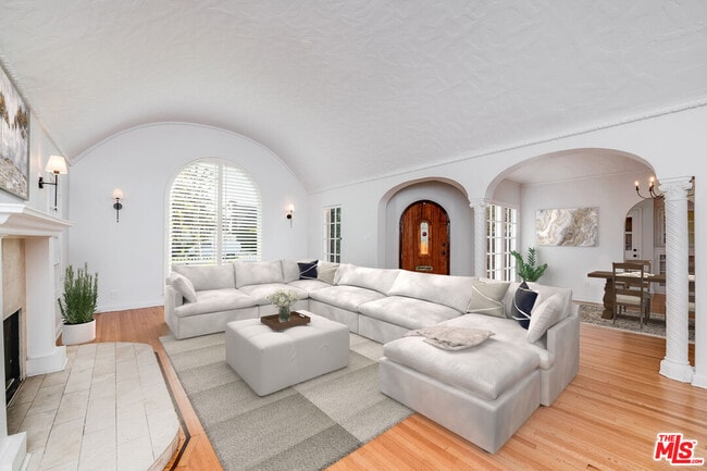 Building Photo - 1217 S Genesee Ave