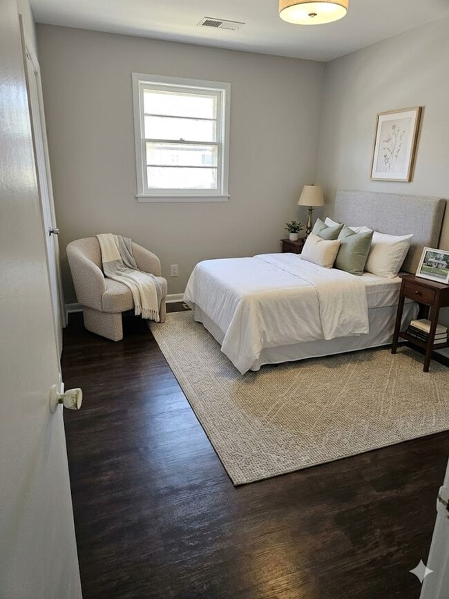 Building Photo - 1806 Camelot Dr