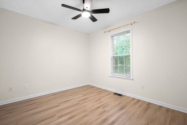 Building Photo - 305 Dearing Dr