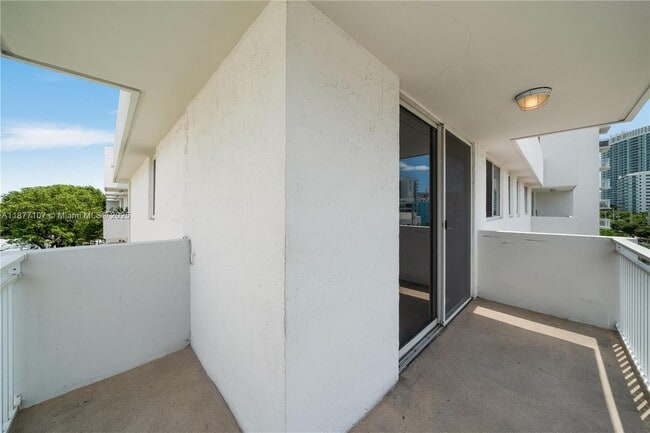 Building Photo - 1665 Bay Rd