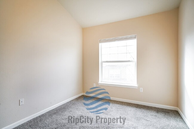 Building Photo - 1090 SW 170th Ave