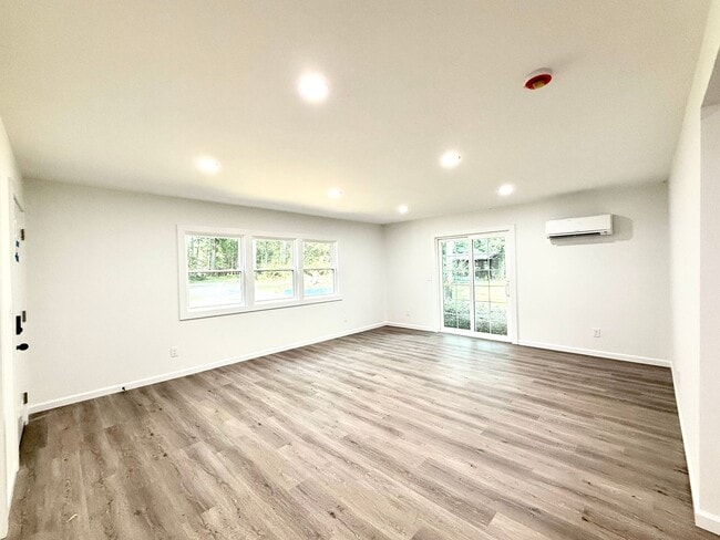 Building Photo - 10 Delson Ln