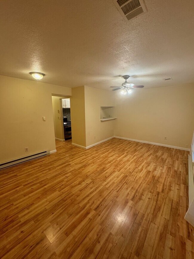 Building Photo - 3000 Broadway