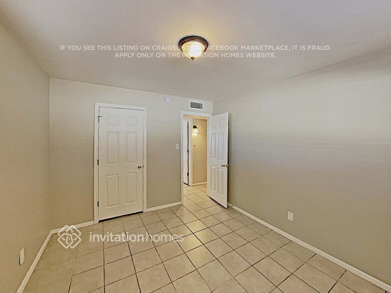 Building Photo - 4422 S Park Dr