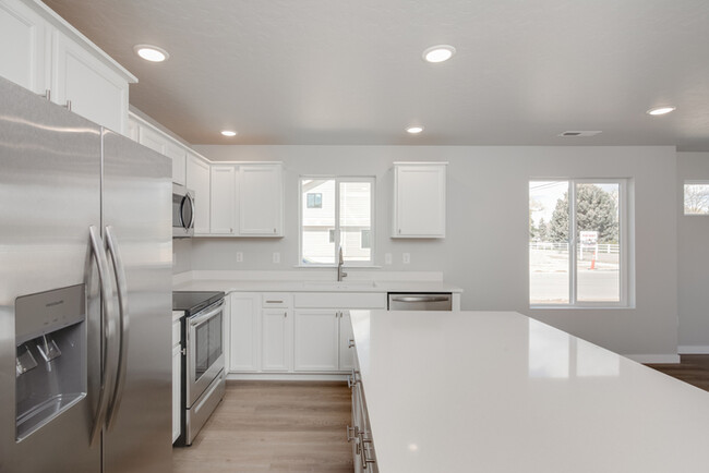 Building Photo - Brand New Townhome!