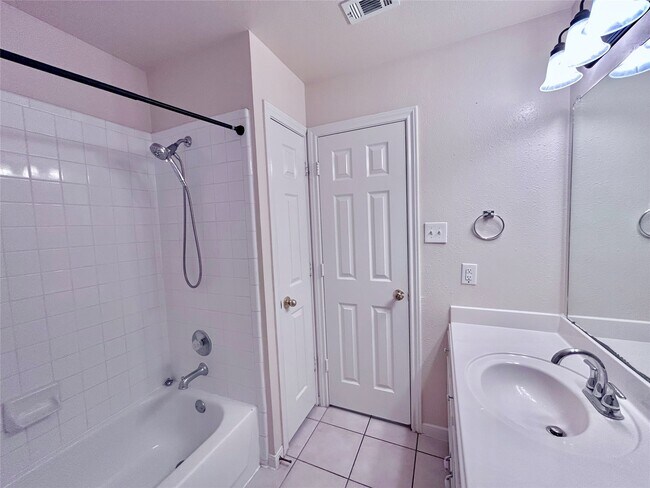 Building Photo - 18523 Spinney Ln