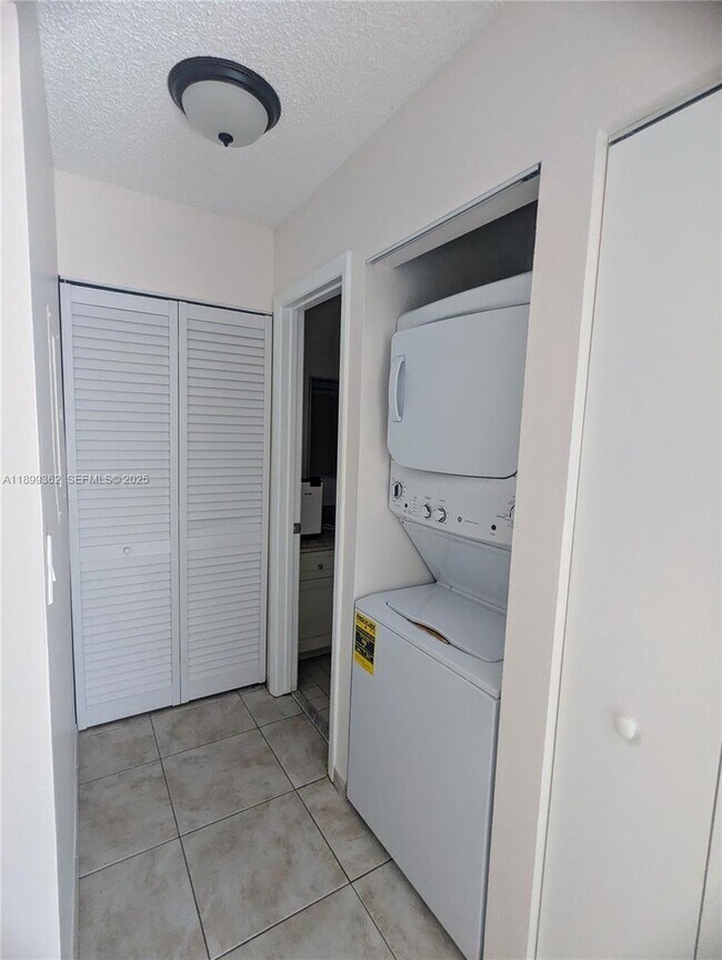 Building Photo - 448 Lakeview Dr