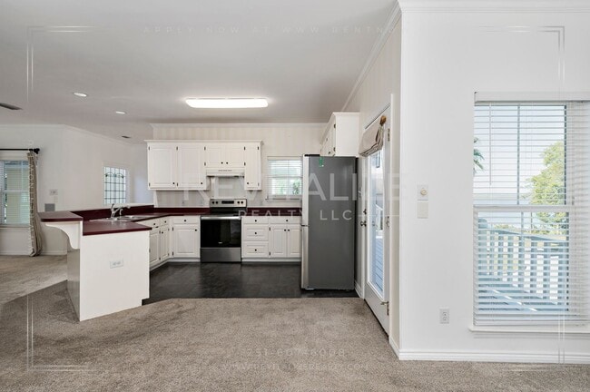 Building Photo - Charming 3-Level Home with Water Access in...