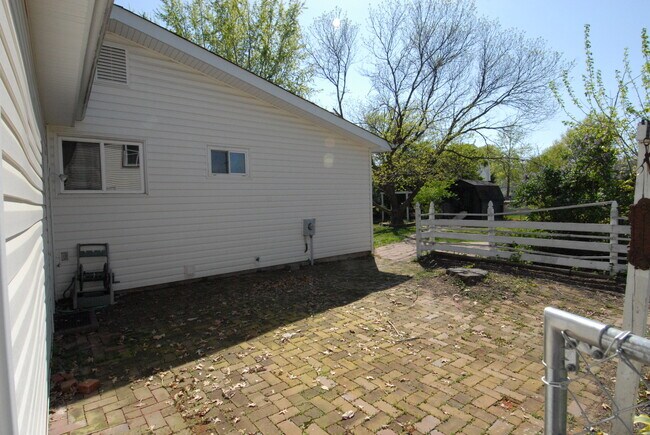 Building Photo - 10 Jenny Lind Dr