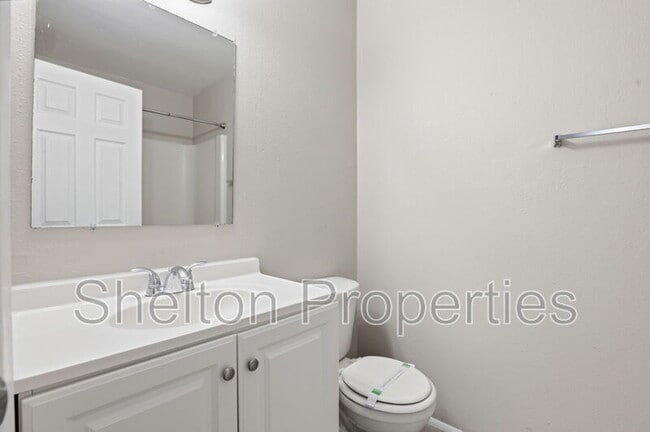 Building Photo - 860 E Brown Rd