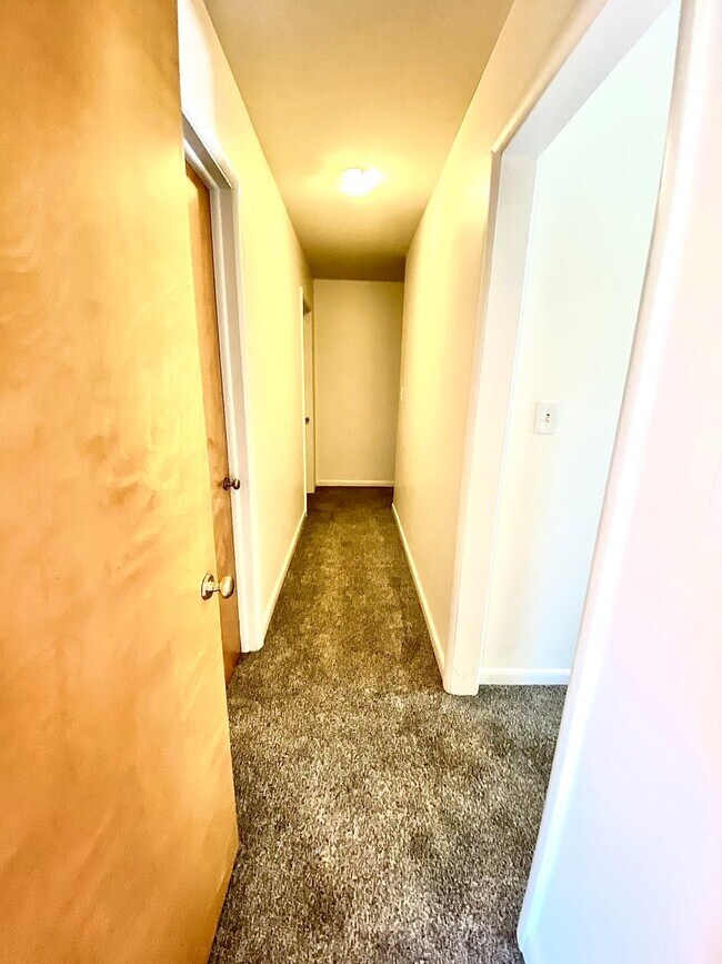 Building Photo - 4 Bedroom 2.5 bath on Central Rim minutes from downtown