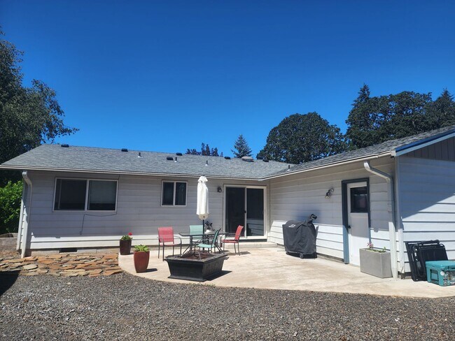 Building Photo - Pet Friendly, Single-Level, Attractively Updated Home in NE Newberg