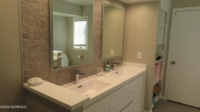 Building Photo - 165 Sunset Ln