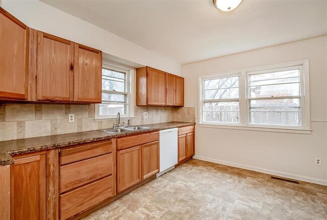 Building Photo - 415 Hillcrest Ave