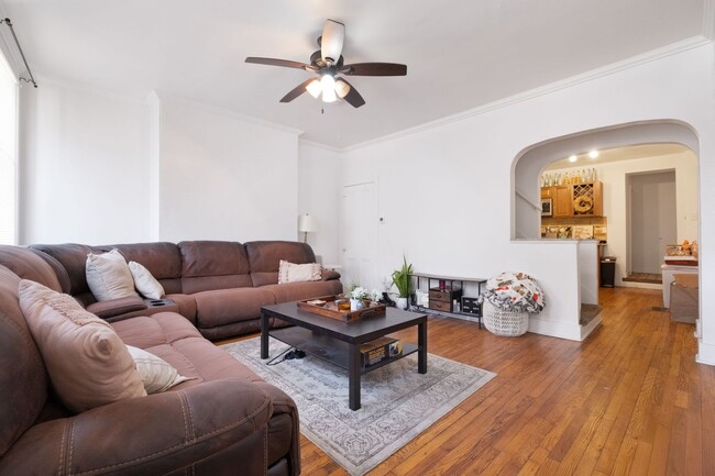 Building Photo - Renovated Home - South Side Flats