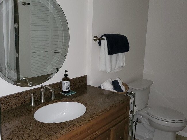 Building Photo - "Experience Island Living: Spacious 2-Bed, 2-Bath Retreat on Alii Drive!"