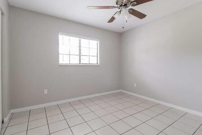 Building Photo - 431 Tropicaire Ave SW