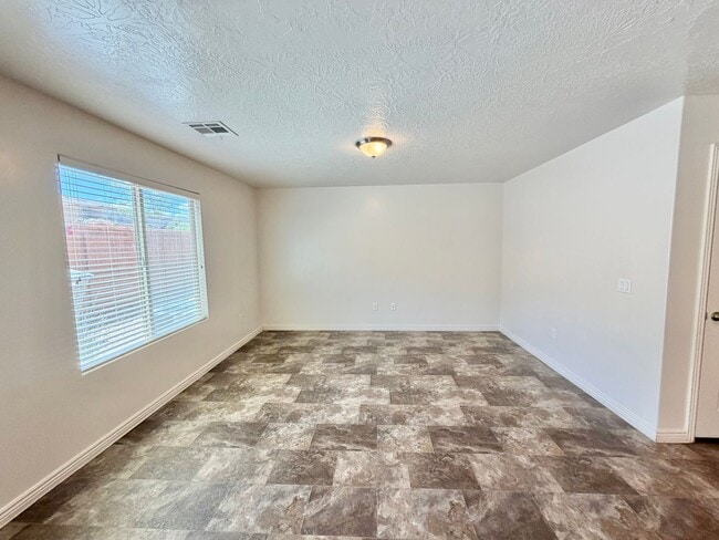 Building Photo - Town home in Little Valley Area. End Unit!!