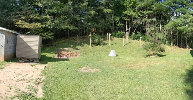 Building Photo - Great 3 Bedroom 2 Bath Home in quiet resid...