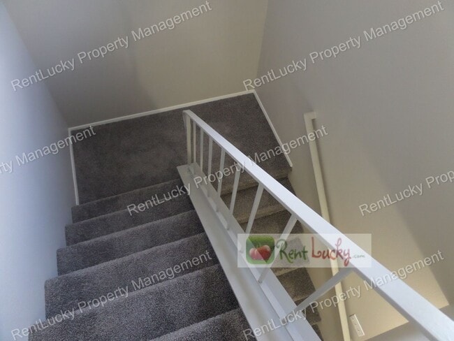 Building Photo - Freshly Updated 3-Bedroom Duplex w/Attached Garage in Great Federal Way Location!!