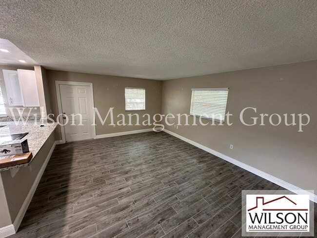 Building Photo - 643 David St