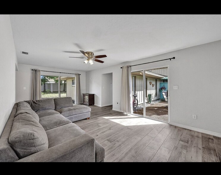 Building Photo - 4280 Island Cir