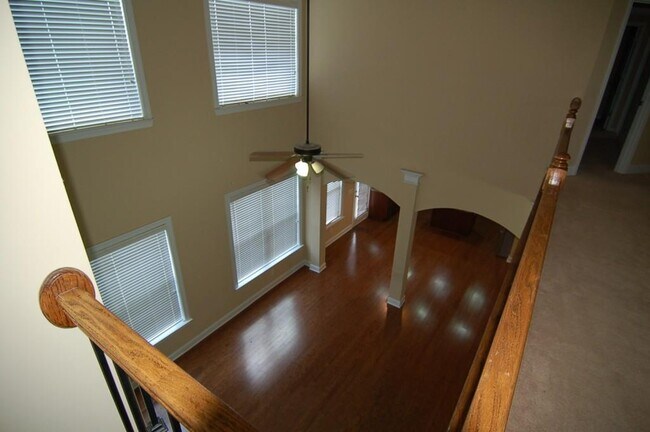 Building Photo - 2145 Manor View