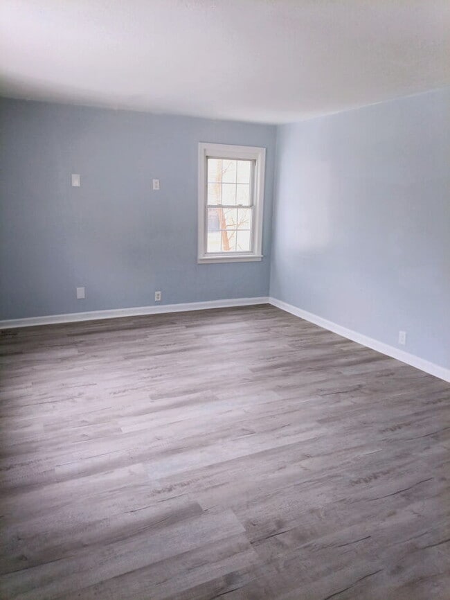 Building Photo - Fully Renovated 2 Bed | Fresh, Clean, Move-In Ready