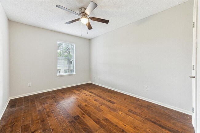 Building Photo - 1107 Country Pl Dr