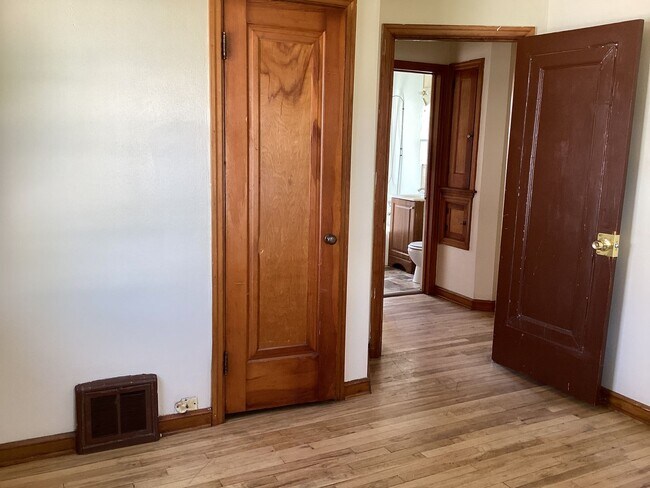 Building Photo - 2 Bedroom Single Family Home With Detached Garage