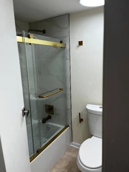 Building Photo - 3558 Shore Dr