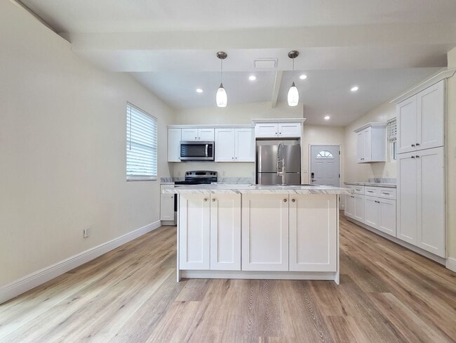 Building Photo - Beautifully Renovated 3/2 in Madison Park