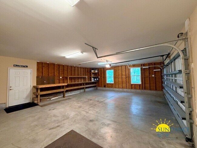 Building Photo - 249 Beachview Dr NE