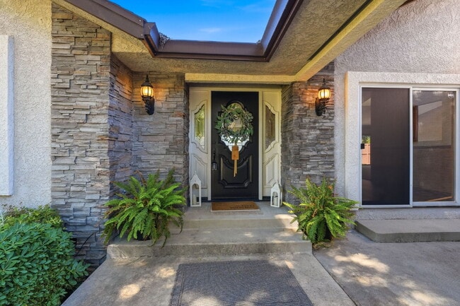 Building Photo - Beautiful Executive Level Rental on Golf Course