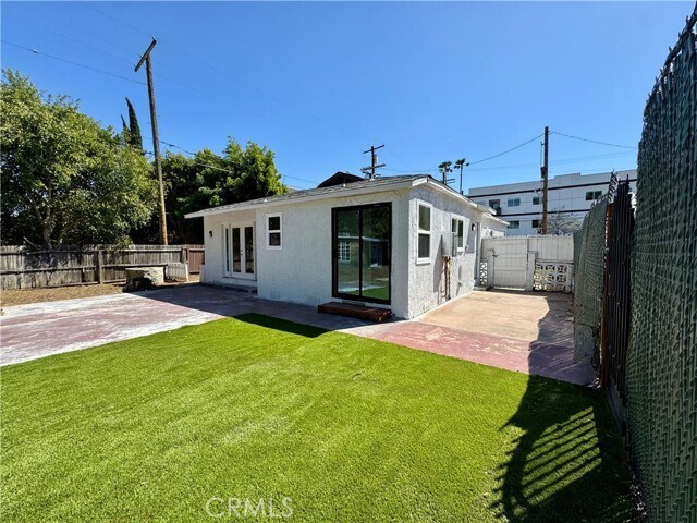 Building Photo - 13845 Moorpark St