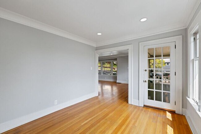 Building Photo - Charming AIR CONDITIONED Leschi Craftsman