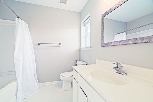 Building Photo - Stylish Comfort in a Prime Location!