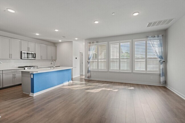 Building Photo - Spacious 3 Bedroom Townhome in Gated Community