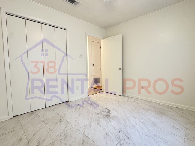Building Photo - 106/108 Debra Ln