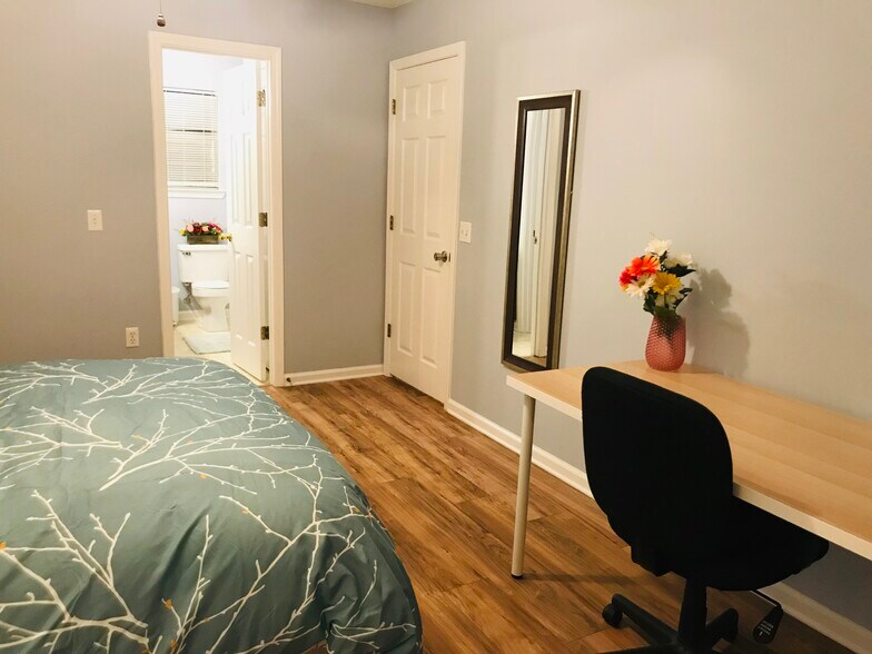 Building Photo - 117 Towne Park Dr W