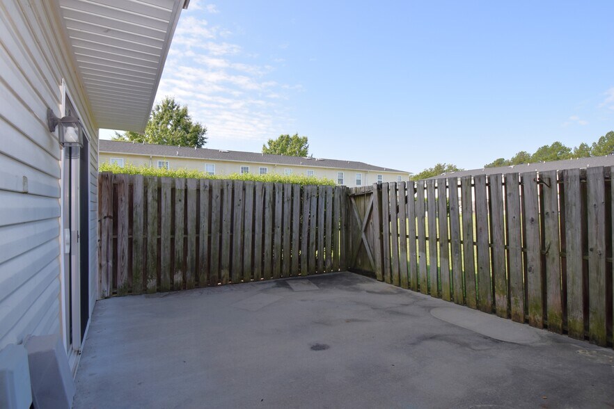 Building Photo - 2380 Vineyard Dr