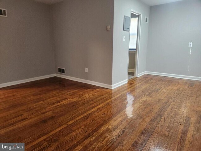 Building Photo - 1126 48th Pl NE