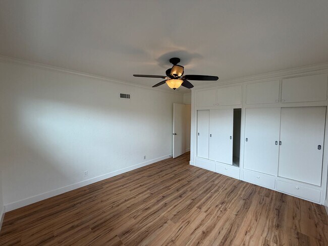 Building Photo - 6BD/3BA Close to Campus - Large Rooms! Great Yard!